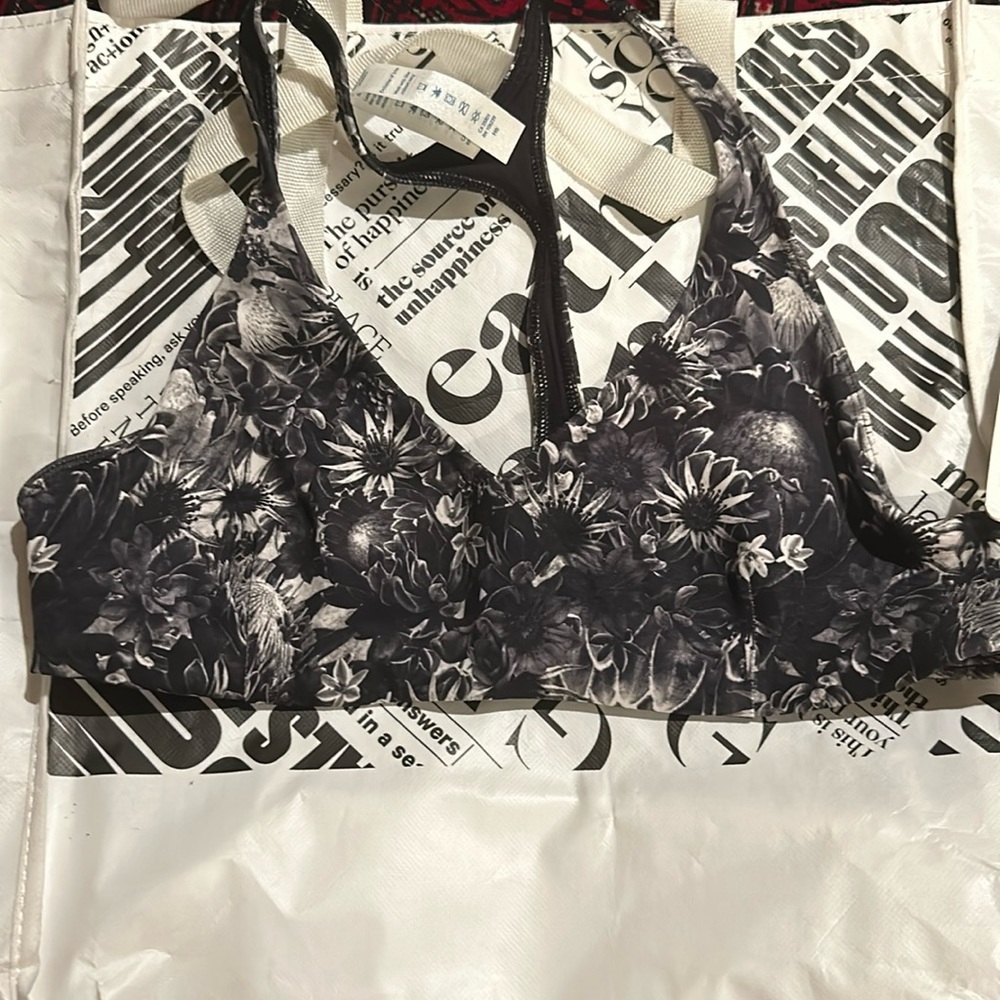 Lulu lemon arise bra